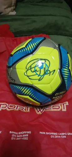 Bolo autografada por Diego Alves goleiro do flamengo 