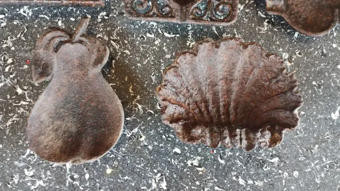 Antigos cinzeiros de ferro fundido Apartir