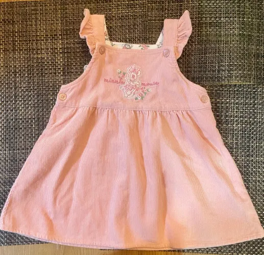 Vestido Salopete infantil em veludo cotelê.