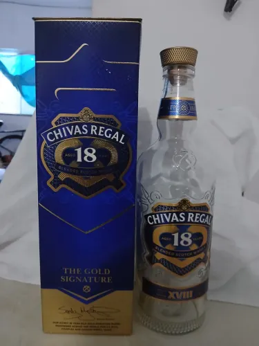 Caixa e Litro Vazio de Chivas 18
