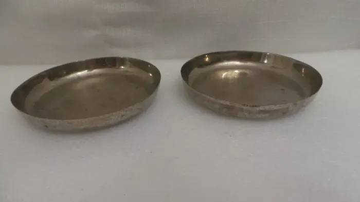 PRATOS ANTIGOS EM METAL PRATEADO PARA BALANÇAS ANTIGAS