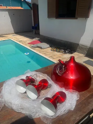 Kit Iluminação Alumínio Vermelho: 1 Pendente Meia-Lua Grande + 3 Pendentes Cones