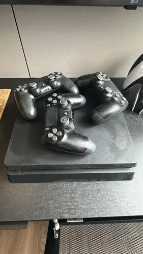 Play Station 4 Slim
