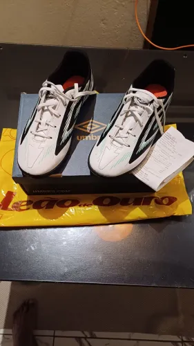 Chuteira Society Umbro invictus ORIGINAL COM NOTA FISCAL.