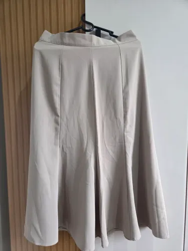 Saia midi versátil em tom nude da Dazy, tamanho XL/GG, forma pequena.
