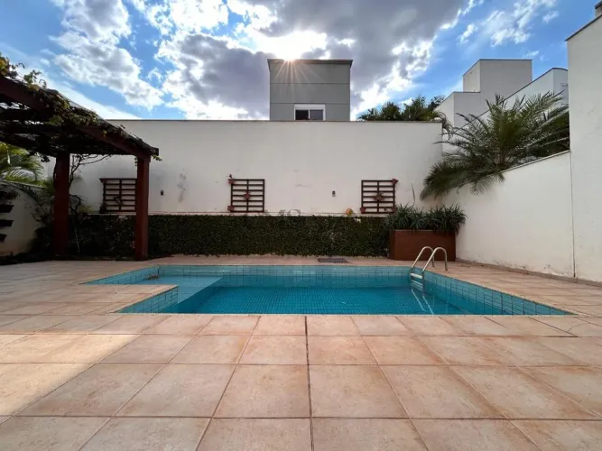 Casa para alugar e à venda no Royal Forest 4 quartos (2 suítes), piscina e área gourmet,