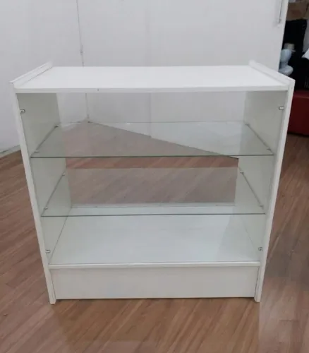 Balcão Vitrine Expositor Branco com Portas e Prateleiras de Vidro - Seminovo