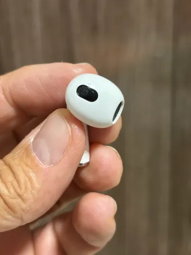 AirPods 3 do lado esquerdo