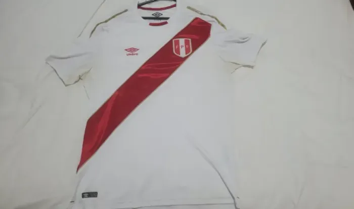 Camisa de Futebol da Seleção Masculina do Peru Umbro 2018 Home Branca Tamanho G
