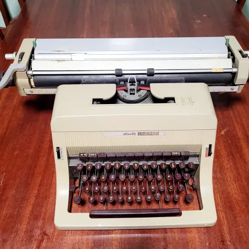 Máquina de escrever: Olivetti LINEA 88
