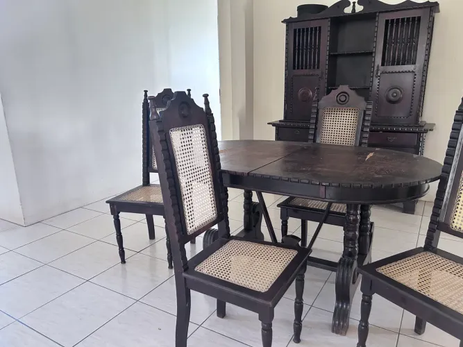 Mesa de jantar colonial com 04 cadeiras de palhinha