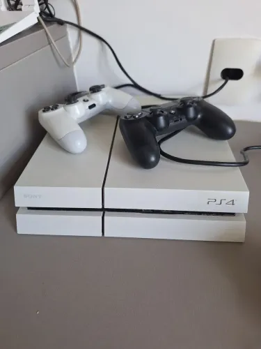 PS4 (2 controles + GoW Ragnarok)