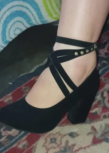 Vendo salto alto os dois pares por 100 reais 