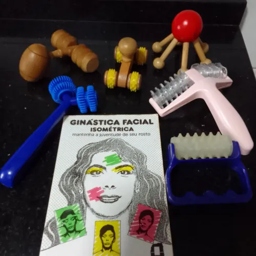 Kit com Livro de Ginástica Facial e massageadores corporais 