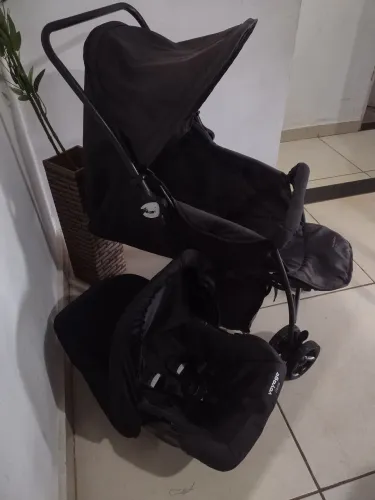 Carrinho que vira caminha+ bebê conforto 
