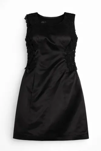 Vestido preto com renda na lateral
