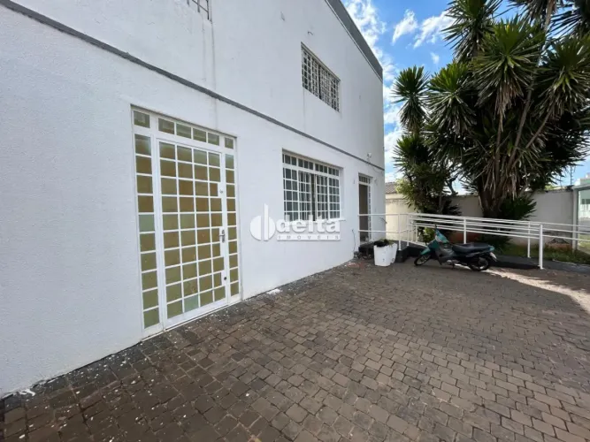 Casa comercial disponível para locação no bairro Daniel Fonseca em Uberlândia-MG