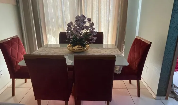 Mesa com 6 cadeiras 