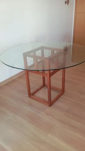 Mesa redonda com vidro temperado da Tok Stok