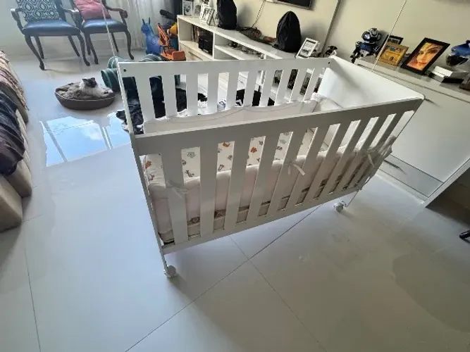 Berço Seminovo com colchão e lençóis