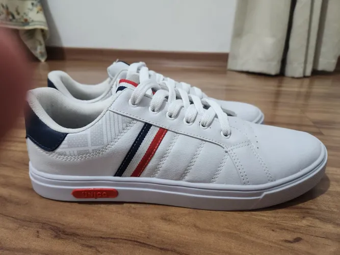 sapatênis casual masculino da Unicc em couro sintético branco