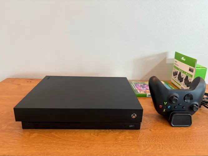 Vendo Xbox one x, 1 terá de memória, rode seus jogos em 4K, acompanha jogos e Ea fc 26