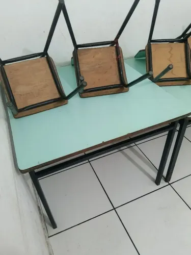 Mesa infantil de ferro e madeira.