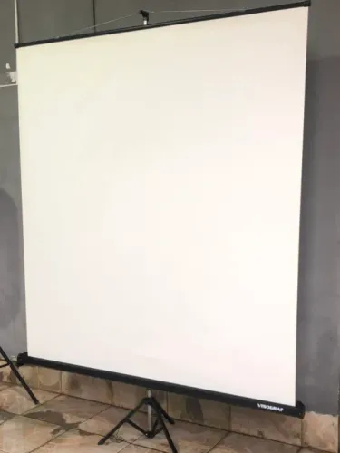 Tela branca, para reprodução de imagem nítida de projetor !