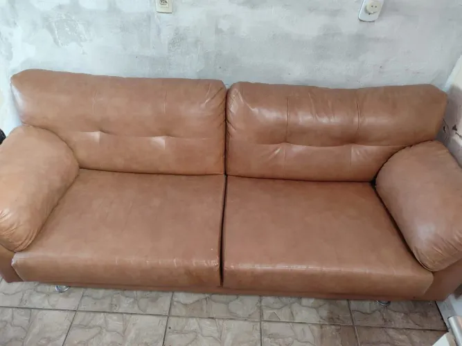Vendo um capacete infantil e um sofá de 3 lugares 