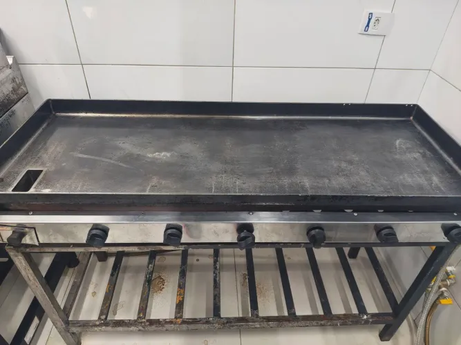 Chapa para lanche com suporte
