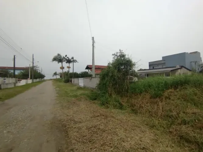 Lindo terreno a 100m do mar medindo 250m2, em Balneário Barra do Sul