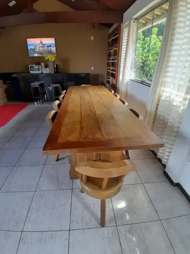 Vendo mesa macissa de 3,00 de comprimento por 90 de largura, contém 10 cadeiras macissa t