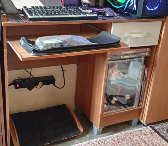 Mesa para computador com gaveta