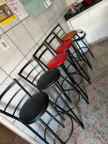 Banquetas altas - pretas e vermelhas