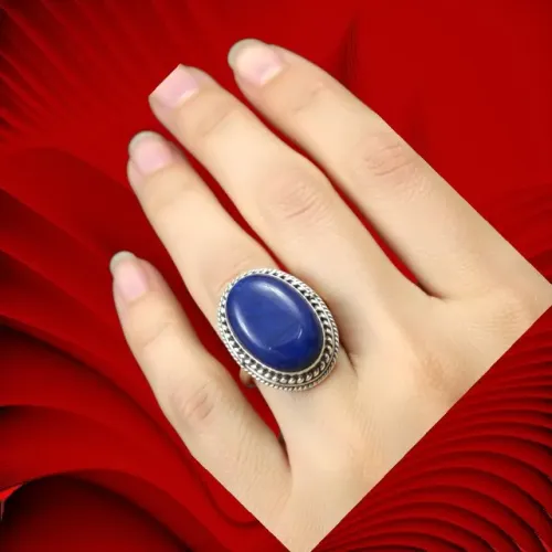 Anel cabochão de prata polida com pedra oval Lápis-Lazuli e desenhos em baixo relevo