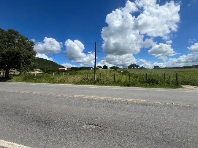 VENDE-SE UM TERRENO NA BEIRA DA PISTA NA AL 130 MEDINDO 29X62 COM 2 LADOS 