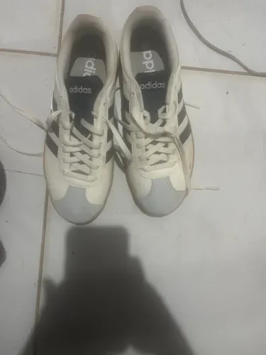 Tênis novo adidas vendo 50 reais