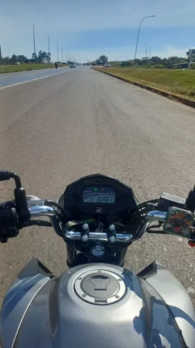 Vendo essa 160 moto de único dono muito boa,ja vai com o capacete,moto ta original.