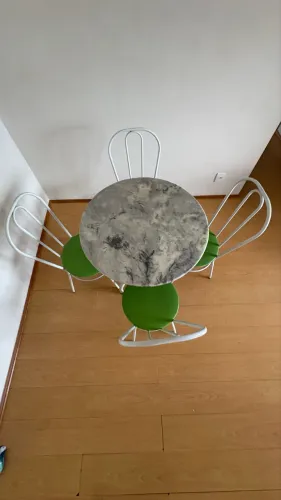 Mesa mármore + 4 cadeiras - preço pra sair hoje