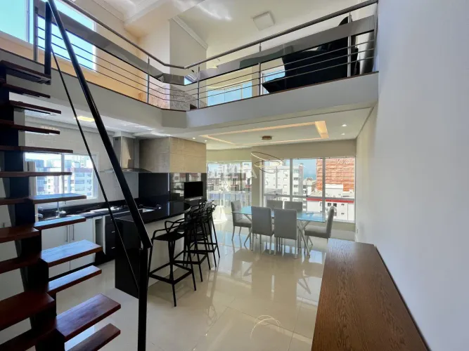 Cobertura triplex mobiliada, com 4 quartos (2 suítes) e vaga coberta na Zona Nova em Capão