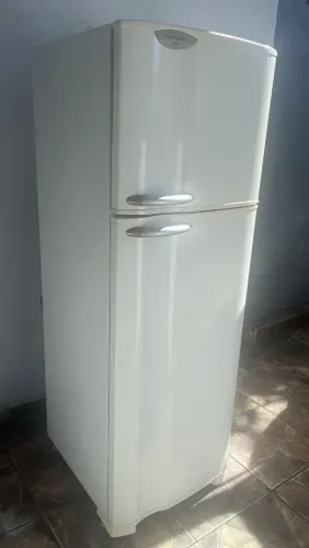 Vendo geladeira usada funcionando perfeitamente 