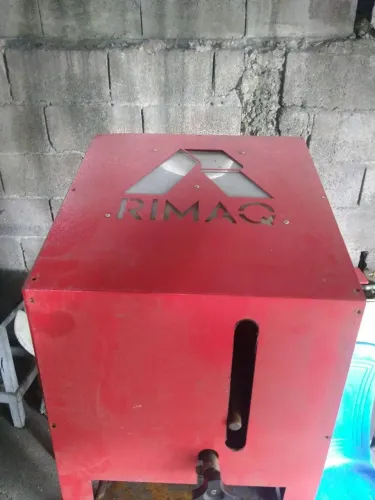 Máquina de cortar chinelo ?
