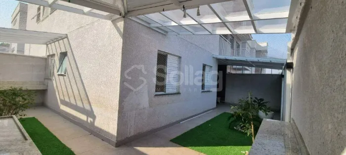 Apartamento para alugar com quintal todo telado, 2 vagas de garagem e 2 quartos no Condomí