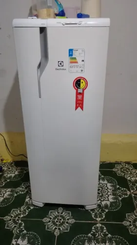 Vendo geladeira, Eletrolux, um mês de uso, sem marca de uso