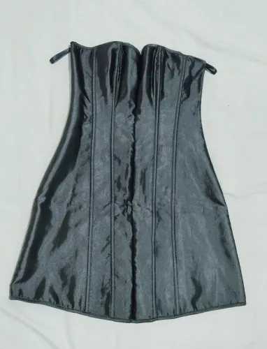 Vestido de cetim estruturado com barbatanas