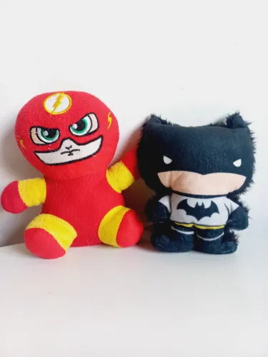 Pelúcia Flash e Batman (pequenos)