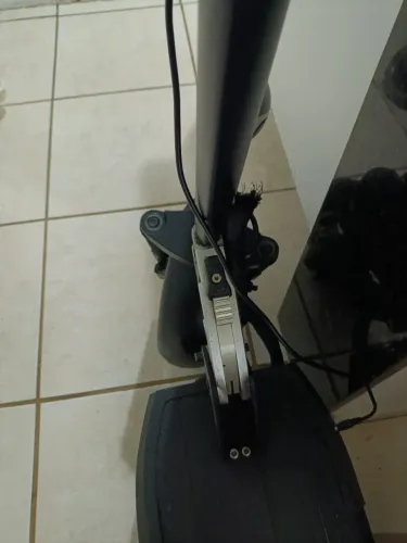 Patinete eletrônica átrio ,freios dianteiro e traseiro adisco semi nova, anda muito,