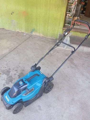 Máquina de cortar grama semi-nova