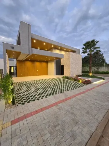 Casa residencial de alto padrão com 3 suítes, 4 dormitórios (1 quarto + 3 suítes) e 2 vaga
