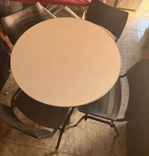 Mesa e 4 cadeiras para escritório novos